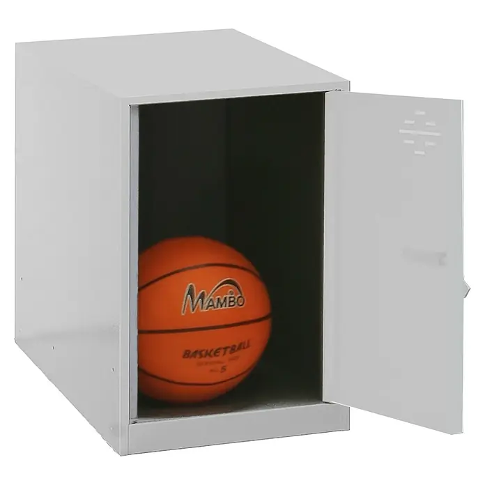 Simonrack Simonlocker Taquilla Mini - L x An x Al: 50 x 30 x 45 cm, Número de puertas: 1 ud., Gris/Blanco - Un armario blanco abierto con una pelota de baloncesto naranja dentro, ideal para que los atletas guarden su equipo de forma segura y elegante.