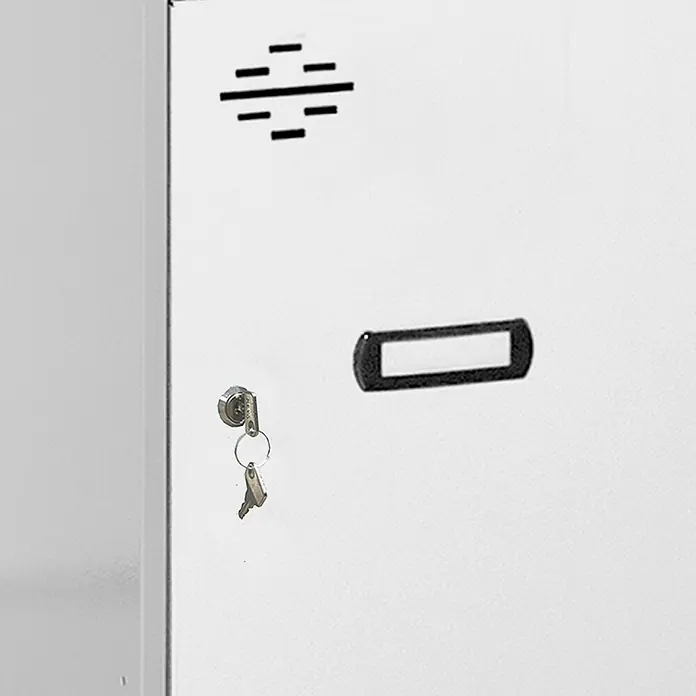 Simonrack Simonlocker Taquilla Mini - L x An x Al: 50 x 30 x 45 cm, Número de puertas: 1 ud., Gris/Blanco - Primer plano de un armario metálico blanco con llave y área de etiquetado, ideal para oficina o taller.