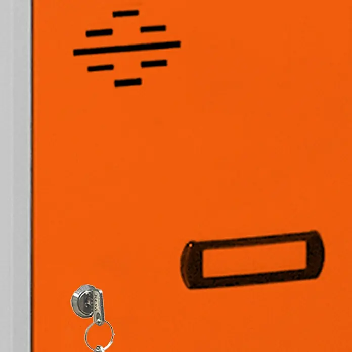 Simonrack Simonlocker Taquilla Mini - L x An x Al: 50 x 30 x 45 cm, Número de puertas: 1 ud., Gris/Naranja - Primer plano de un casillero naranja con cerradura, portanombres y ranuras de ventilación.