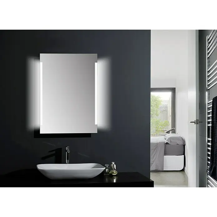DSK Lichtspiegel Chrystal Stripe - 50 x 70 cm, Leuchtmittel - Stilvolles Badezimmer mit beleuchtetem Spiegelschrank über einem modernen Waschbecken. Elegantes Design für ein modernes Bad.