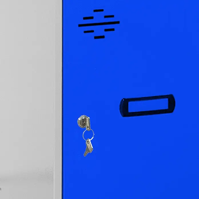 Simonrack Simonlocker Taquilla Mini - L x An x Al: 50 x 30 x 45 cm, Número de puertas: 1 ud., Gris/Azul - Primer plano de un casillero azul con cerradura, llave y portador de etiquetas, que ofrece una solución de almacenamiento segura.