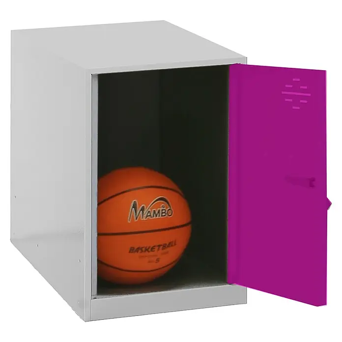 Simonrack Simonlocker Taquilla Mini - L x An x Al: 50 x 30 x 45 cm, Número de puertas: 1 ud., Gris/Rosa - Balón de baloncesto naranja en la taquilla gris con puerta morada abierta.