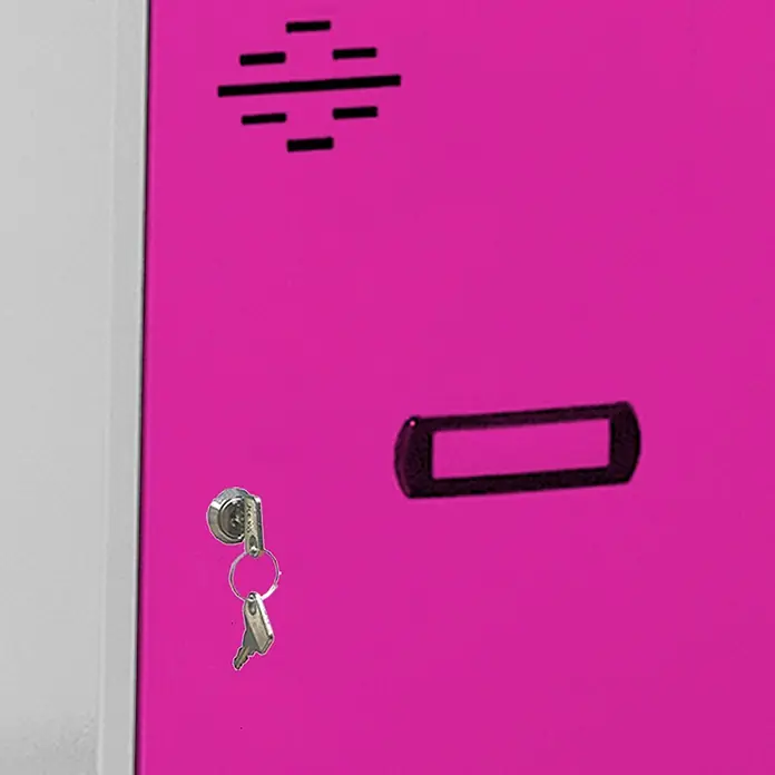 Simonrack Simonlocker Taquilla Mini - L x An x Al: 50 x 30 x 45 cm, Número de puertas: 1 ud., Gris/Rosa - Primer plano de un casillero metálico rosa con llaves, un tarjetero y un símbolo estilizado.