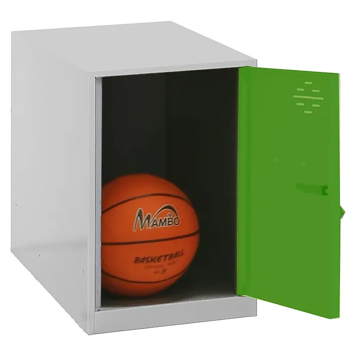 Simonrack Simonlocker Taquilla Mini - L x An x Al: 50 x 30 x 45 cm, Número de puertas: 1 ud., Gris/Verde - Un armario metálico blanco con una puerta verde está abierto, revelando una pelota de baloncesto naranja de la marca Mambo en su interior.