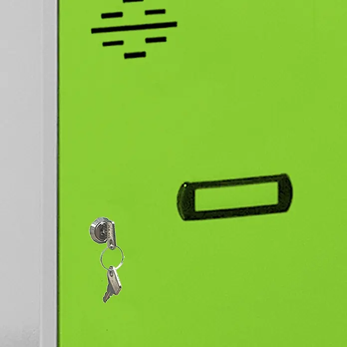 Simonrack Simonlocker Taquilla Mini - L x An x Al: 50 x 30 x 45 cm, Número de puertas: 1 ud., Gris/Verde - Primer plano de un armario metálico verde con llaves, un portavasos y un símbolo.
