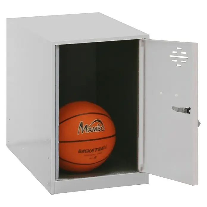 Simonrack Simonlocker Taquilla Mini - L x An x Al: 50 x 30 x 45 cm, Número de puertas: 1 ud., Gris - Un casillero blanco con una puerta abierta, que muestra una pelota de baloncesto naranja de la marca "Mambo" en su interior.