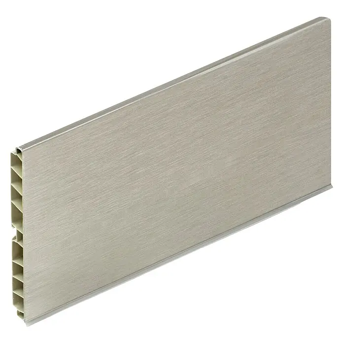 Rodapié - L x An x Al: 2,4 m x 1,3 cm x 14,8 cm, Acero inoxidable - La imagen muestra un zócalo de aluminio cepillado. Es moderno, funcional e ideal para realzar cualquier habitación.