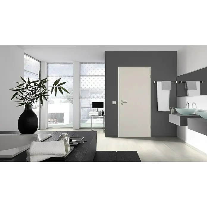 GetaDoor Laminit Türzarge GL 223 - 860 x 1.985 mm, Wandstärke: 165 mm, DIN Anschlag: Rechts, Weiß seidenmatt - Helles Badezimmer mit stilvollem Waschtisch und großem Spiegel, akzentuiert durch eine moderne Tür und Zimmerpflanze in einer dunklen Vase.