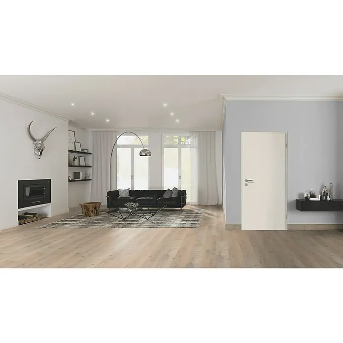 GetaDoor Laminit Türzarge GL 223 - 860 x 1.985 mm, Wandstärke: 165 mm, DIN Anschlag: Rechts, Weiß seidenmatt - Eine helle Innentür mit silberfarbenem Türgriff in einem modern eingerichteten Wohnzimmer mit grau gestrichener Wand.