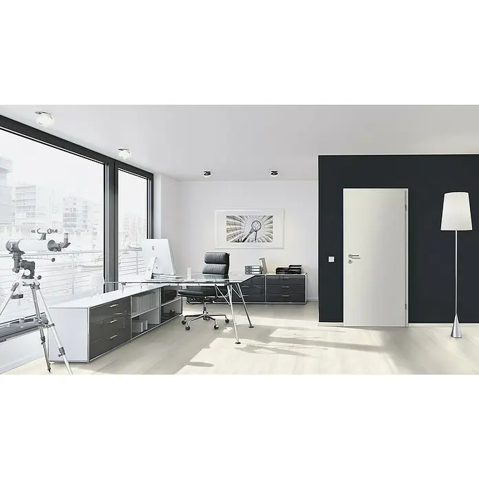 GetaDoor Laminit Türzarge GL 222735 x 1.985 mm, Wandstärke: 330 mm, DIN Anschlag: Rechts, Arctic Weiß - Büro mit Schreibtisch, Bürostuhl, Lampe und Regalen. Das Teleskop am Fenster bietet einen schönen Ausblick. Die moderne Einrichtung ist hell und freundlich.