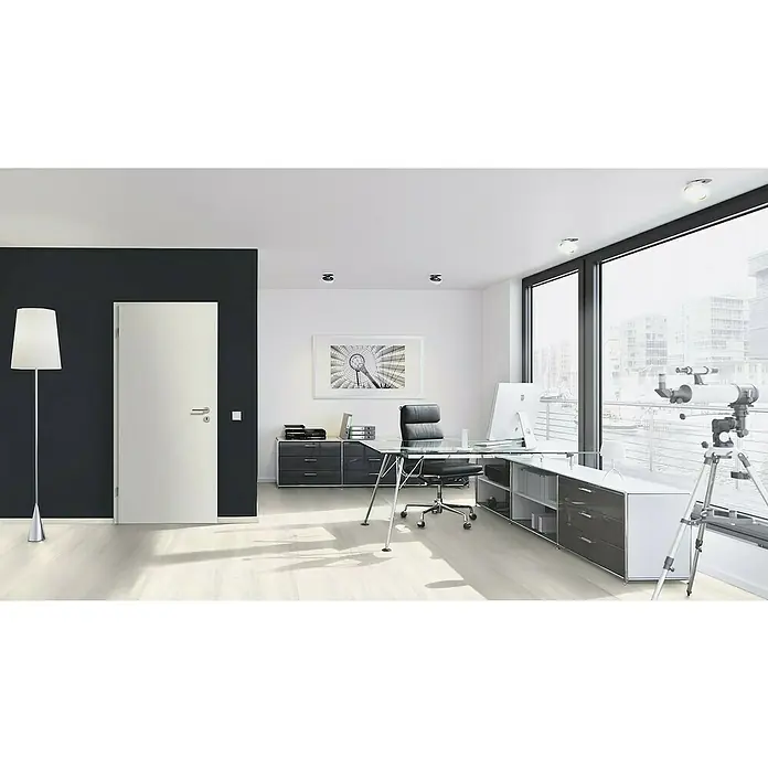 GetaDoor Laminit Türzarge GL 222 - 735 x 1.985 mm, Wandstärke: 270 mm, DIN Anschlag: Links, Arctic Weiß - Büro mit weißer Tür vor dunkler Wand, Glastisch, moderner Büroeinrichtung und großem Fenster mit Teleskop.