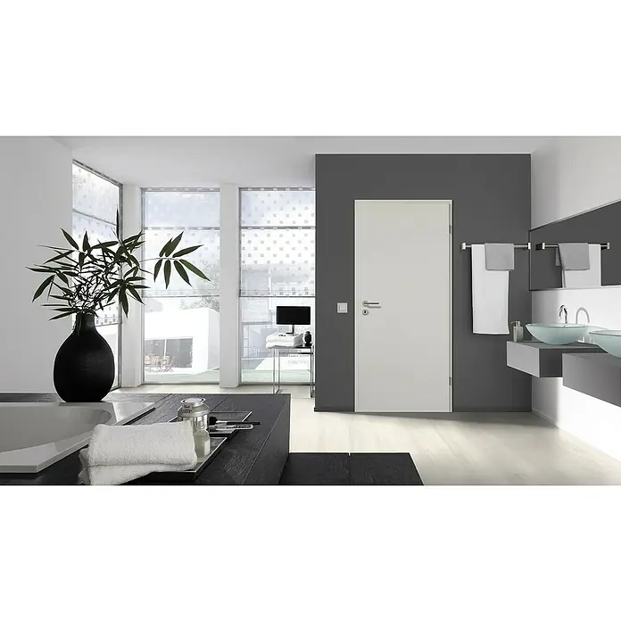 GetaDoor Laminit Türzarge GL 222735 x 1.985 mm, Wandstärke: 330 mm, DIN Anschlag: Rechts, Arctic Weiß - Badezimmer mit grauen Wänden, weißer Tür, Waschbecken und Fenster mit Jalousien für ein elegantes und modernes Ambiente.