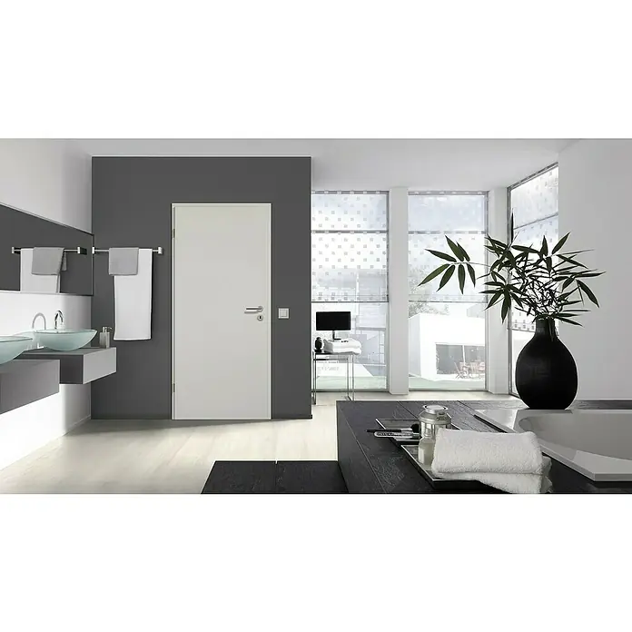 GetaDoor Laminit Türzarge GL 222985 x 1.985 mm, Wandstärke: 185 mm, DIN Anschlag: Links, Arctic Weiß - Badezimmer-Interieur mit weißer Innentür, Waschtisch, Handtüchern, Fenster und dekorativen Elementen für ein modernes, stilvolles Ambiente.