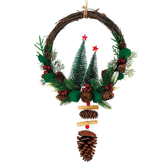 Türkranz - Rot/Braun/Grün, 57 cm - Weihnachtlicher Türkranz mit Tannenzweigen, Zapfen und kleinen Weihnachtsbäumen mit roten Sternen als festliche Dekoration.