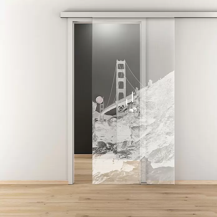 Diamond Doors Glasschiebetür 615 - 935 x 2.058 mm, Einscheibensicherheitsglas (ESG), Klarglas - Moderne Glasschiebetür mit monochromatischem Golden Gate Bridge-Druck, verschönert ein zeitgenössisches Interieur.