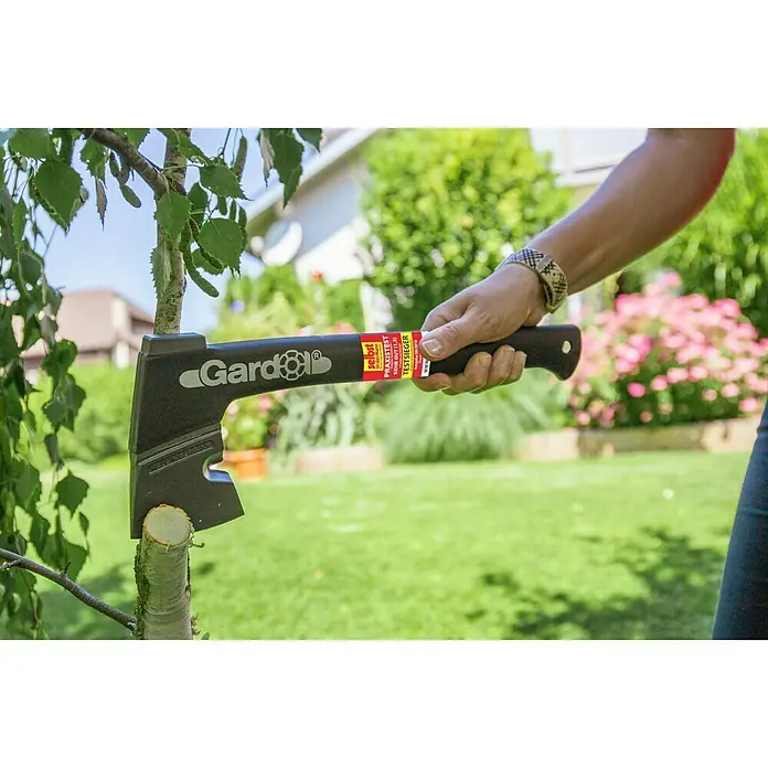 Gardol Profilinie Universalbeil - Länge: 37 cm - Eine Axt der Marke Gardol wird verwendet, um einen kleinen Baumast abzutrennen, wobei die Axt im Fokus steht.