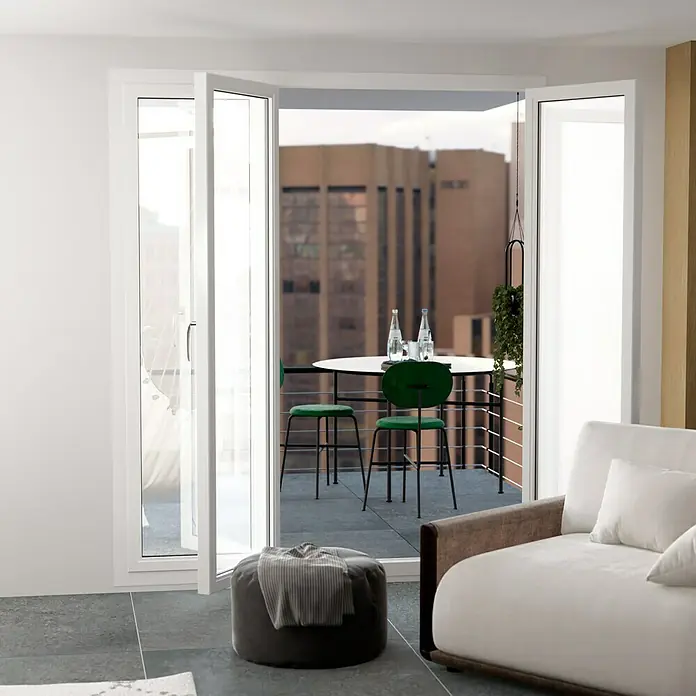 Feinsteinzeugfliese Erawan Negro - 100 x 100 cm, Grau, Matt - Ein heller Raum mit Glastüren, die auf einen Balkon führen. Der Balkon bietet einen Tisch und Stühle mit Blick auf die Stadt.