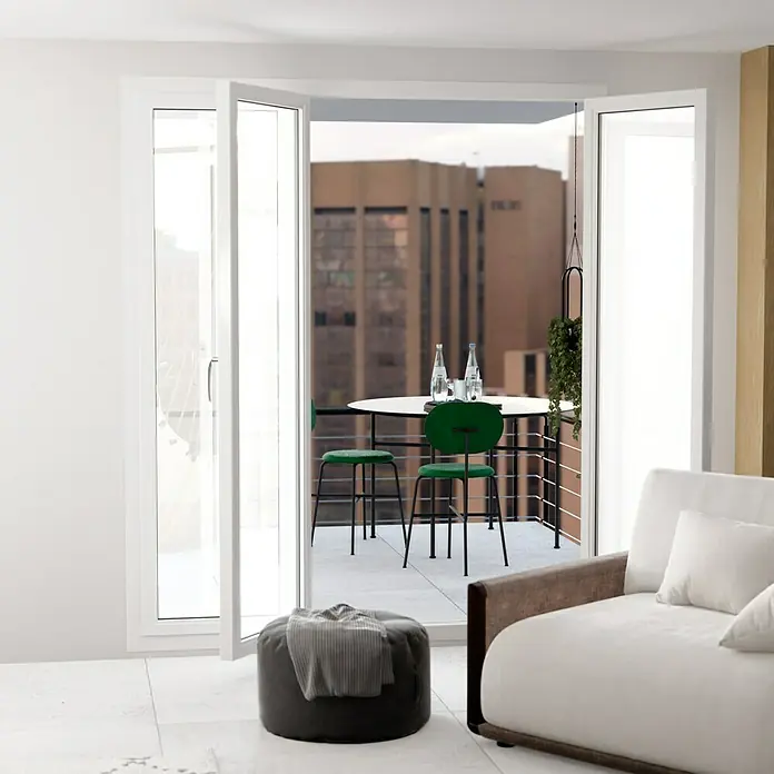 Feinsteinzeugfliese Homestone Grey - 100 x 100 cm, Grau, Matt - Helles Zimmer mit offenem Balkon, minimalistisch eingerichtet mit Tisch, Stühlen und bequemer Couch.
