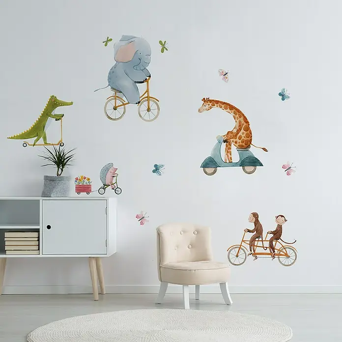 Vinilo de pared Animales bicicletas - Multicolor, Plástico - Adhesivos de pared con animales en bicicletas y patinetes. Una decoración alegre y fácil de aplicar para cuartos infantiles.