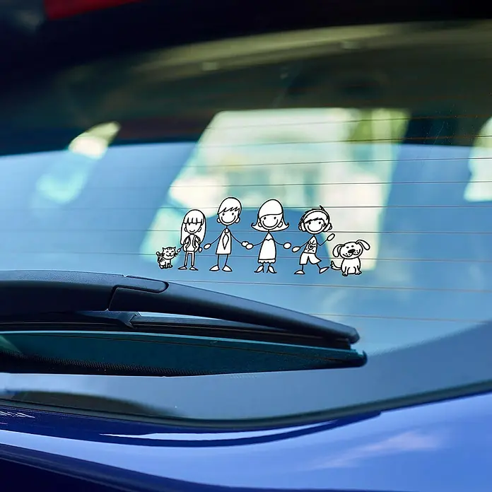 Vinilo de pared Família - Negro, Plástico - Adhesivo para coche de una familia de estilo stick con dos niños y dos mascotas en la ventana trasera de un coche azul.