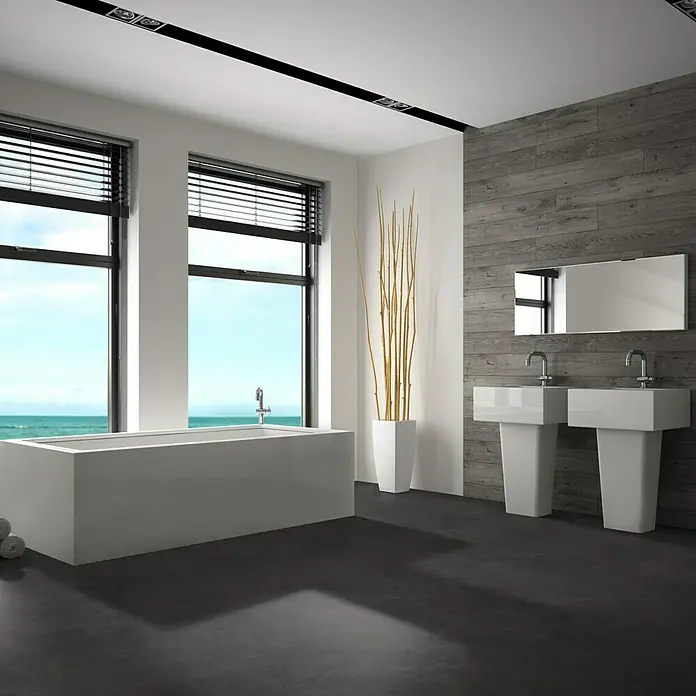 Vinylbodenmuster Isocore Inside Lombardia - 280 x 120 x 8 mm, Fliesenoptik - Badezimmer mit Badewanne und Doppelwaschtisch. Die großen Fenster bieten einen beeindruckenden Meerblick. Elegantes Design mit klaren Linien.
