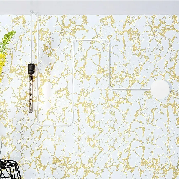 Home Sweet Home Lampenbaldachin - Weiß, Kunststoff, Ø x H: 18 x 3 cm - Nahaufnahme einer an der Decke montierten Glühbirne mit dekorativem weiß-goldenem Hintergrund, der ein modernes Ambiente erzeugt.