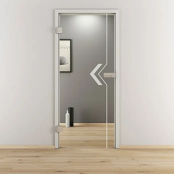 Diamond Doors Glasdrehtür 599 - 709 x 1.972 mm, DIN Anschlag: Links, Klarglas - Bild einer modernen Glastür mit Pfeildesign in einem hellen Raum. Die Tür ist mit stilvollen Beschlägen versehen und öffnet den Blick auf den Innenraum.