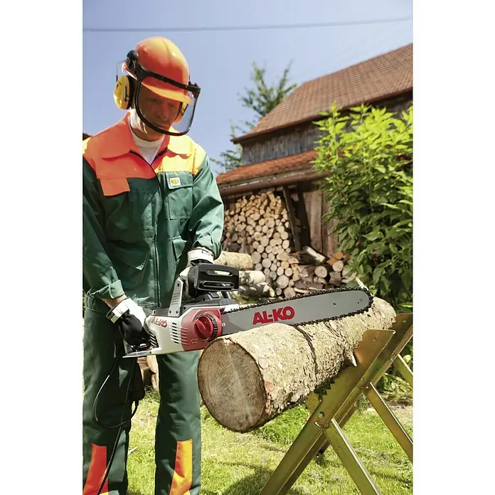 AL-KO Premium Elektro-Kettensäge EKI 2200/40 - 2.200 W, Schwertlänge: 40 cm - Ein Mann sägt mit einer AL-KO Kettensäge ein Stück Holz. Der Mann trägt Schutzkleidung und ein Visier.