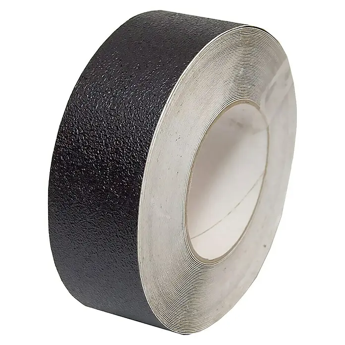 Cinta antideslizante AC-148 - Negro, L x An: 5 m x 50 mm - Primer plano de un rollo de cinta antideslizante negra. Ideal para mejorar la seguridad en superficies resbaladizas y evitar caídas.