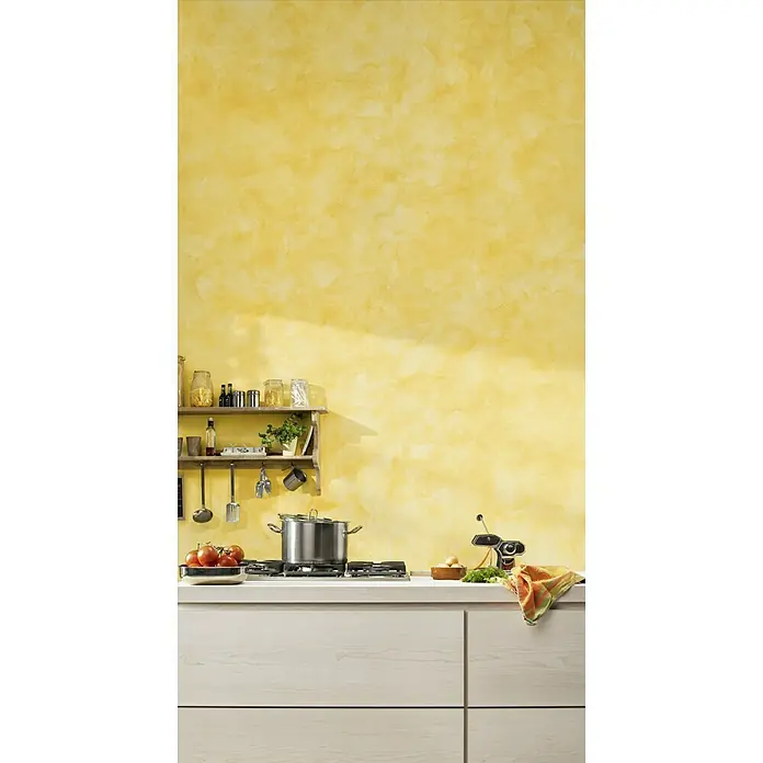 SCHÖNER WOHNEN-Farbe Trendstruktur Farbeffektputz Metall-Optik Effektfarbe - Mattgold, Matt, 2,5 l - Küchenszene mit Kochutensilien vor gelbem Hintergrund. Praktisches Design mit Kochfeld, Spüle und Arbeitsfläche für kulinarische Kreativität.