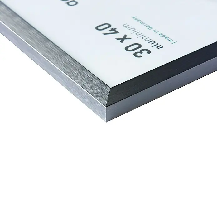 Accent Alurahmen StarDIN A4 / 21 x 29,7 cm, Silber - Nahaufnahme eines silbernen Aluminium-Fotorahmens 30x40, hergestellt in Deutschland, mit schlichtem und modernem Design.