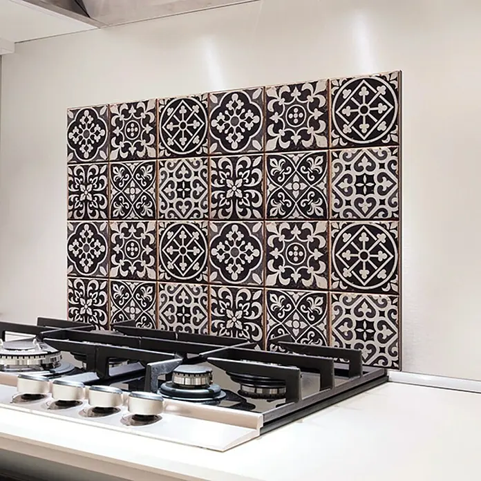 Vinilo de pared azulejos Hidráulico - Marrón, Plástico - Primer plano de una cocina con una elegante estufa y un impresionante protector contra salpicaduras de azulejos decorativos blancos y negros.