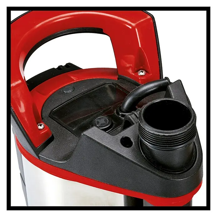 Einhell Schmutzwasserpumpe GE - DP 7935 N-A ECO - 790 kW, Max. Fördermenge: 19.000 l/h, Eintauchtiefe: 7 m - Detailaufnahme einer rot-schwarzen Einhell-Pumpe, die einen klaren Blick auf den Anschluss und das Design des Geräts ermöglicht.