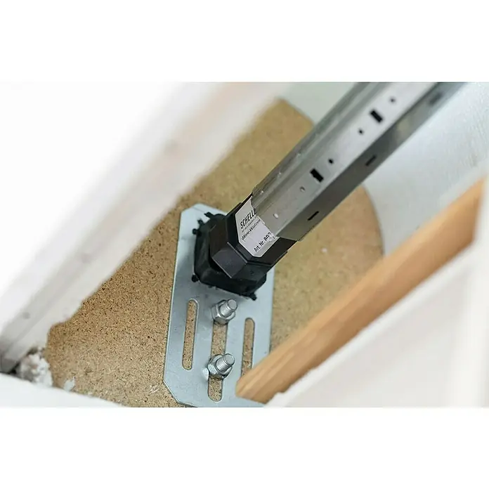 Schellenberg Funk-Rohrmotor Premium 6 MiniMax. Rollladenfläche: 4 m² bei Kunststoffrollläden, Einbaulänge: 570 mm, Zugkraft: 15 kg - Detailaufnahme eines Schellenberg Fensterantriebs, montiert an einer Holzkonstruktion. Die silberne Stange und die Befestigungselemente sind gut sichtbar.