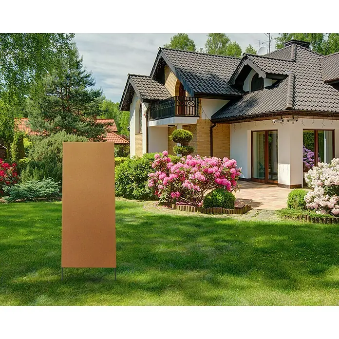 Jabo-Design Deko-Schild - Ohne Dekor, Edelrost - Braunes, rechteckiges, frei stehendes Paneel im Garten vor einem Haus, das als dekorativer Raumteiler im Außenbereich dienen kann.