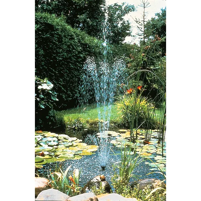 Ubbink Wasserspielpumpe Xtra 3900 - 100 W - Gartenteich mit Seerosen und einer sprudelnden Springbrunnenfontäne. Das Wasserspiel ist ein Highlight in dem grünen Idyll.