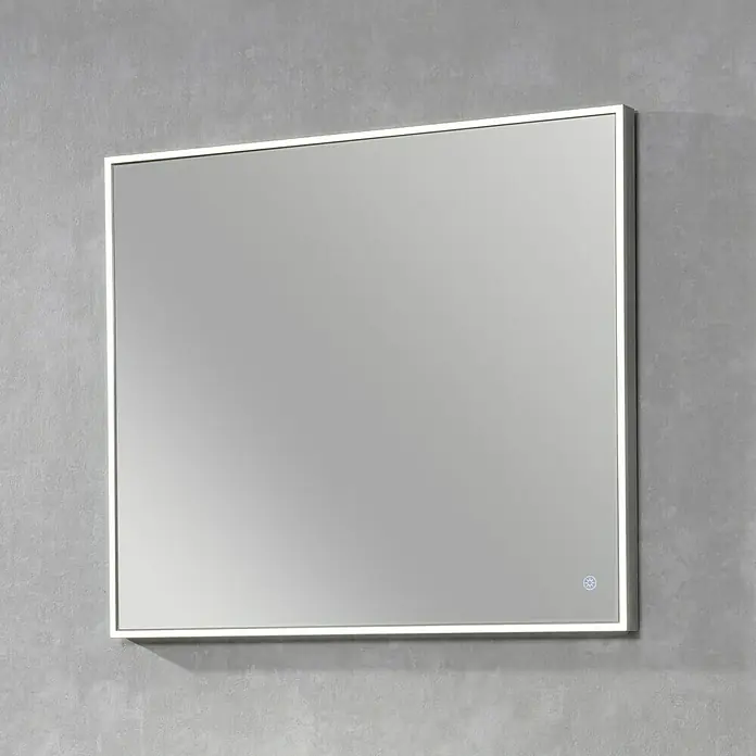 Camargue Lichtspiegel Frame - 80 x 68 cm, Leuchtmittel, Mit eckigen Kanten - Ein quadratischer Spiegel mit integrierter LED-Beleuchtung und einem schmalen silbernen Rahmen hängt an einer grauen Wand.