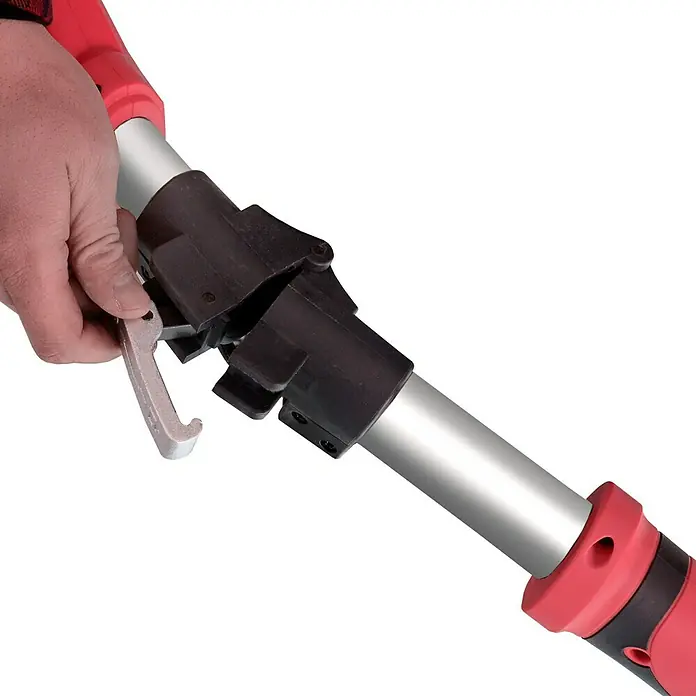 Berg Tecmix Wand- & Deckenschleifer TM LHS 710 D - 230 V, 710 W, Durchmesser Schleifteller: 225 mm - Nahaufnahme einer Hand, die einen Hebel an einer Teleskopstange betätigt, wahrscheinlich zur Längenverstellung für Gartenarbeiten.