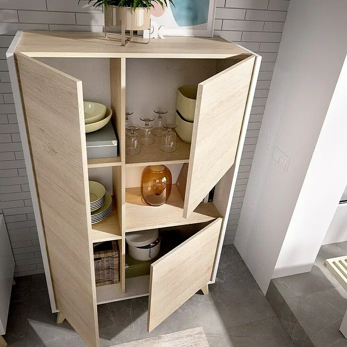 Dekit Aparador Ness - L x An x Al: 43 x 81 x 135 cm, Natural/Blanco - Una estantería con puertas de madera clara, parcialmente abiertas, que guarda platos, vasos y artículos decorativos. Ideal para salas de estar y comedores.