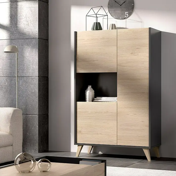 Dekit Aparador Ness - L x An x Al: 43 x 81 x 135 cm, Natural/Grafito - Aparador moderno con frentes de madera y detalles grises. El mueble ofrece espacio de almacenamiento y estantes con un diseño elegante.