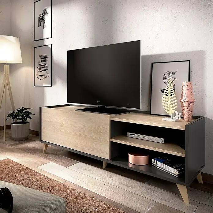Dekit Mueble para TV Ness - L x An x Al: 43 x 155 x 47 cm, Natural/Grafito - El mueble de TV en gris y aspecto de madera ofrece un almacenamiento elegante para dispositivos multimedia y objetos decorativos en la sala de estar.