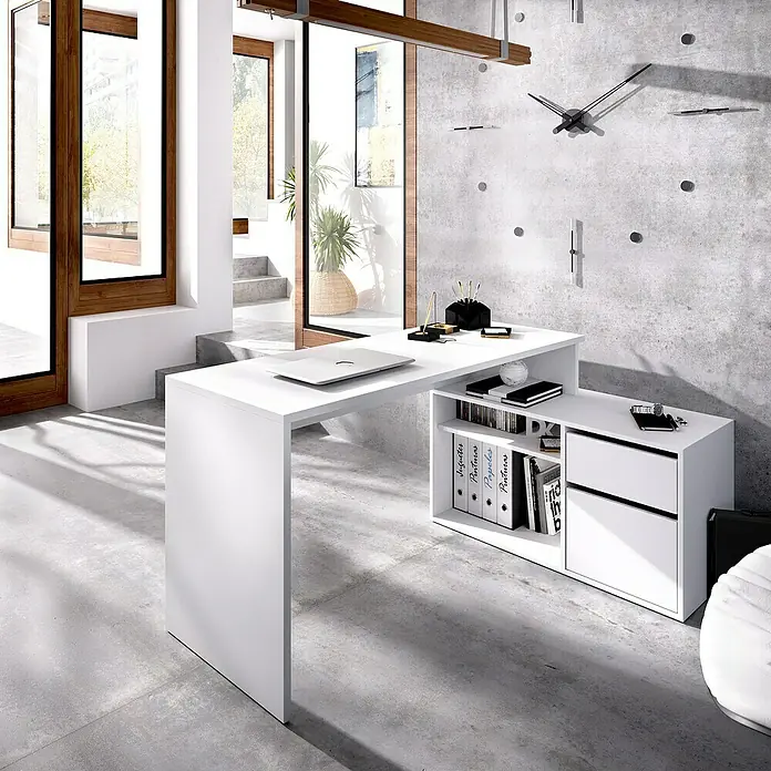 Dekit Mesa de escritorio Rox - L x An x Al: 92 x 139 x 75 cm, Blanco - Un escritorio blanco moderno con estantes de almacenamiento y cajones en una habitación minimalista y luminosa. Ideal para la oficina en casa.