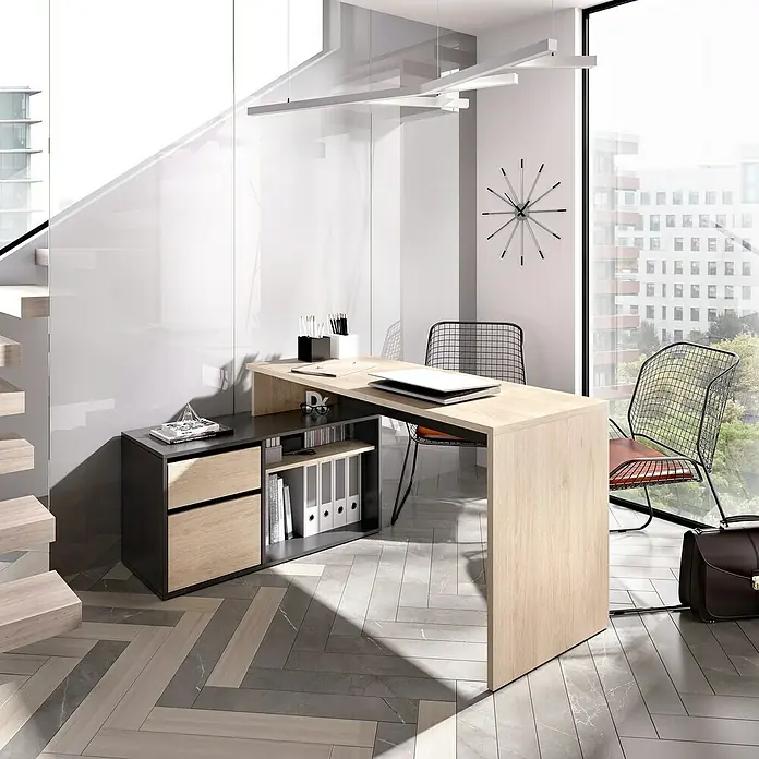 Dekit Mesa de escritorio Rox - L x An x Al: 92 x 139 x 75 cm, Natural/Grafito - Este espacio de oficina cuenta con un escritorio esquinero con estantes y cajones, sillas modernas y un elegante reloj.