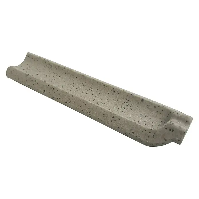 Sockelfliese Cefalu Hohlkehle Innen - 10 x 2,5 cm, Grau, Matt - Nahaufnahme einer grauen, gefleckten Zierleiste, die sich ideal für die Dekoration von Wänden und anderen Oberflächen eignet.