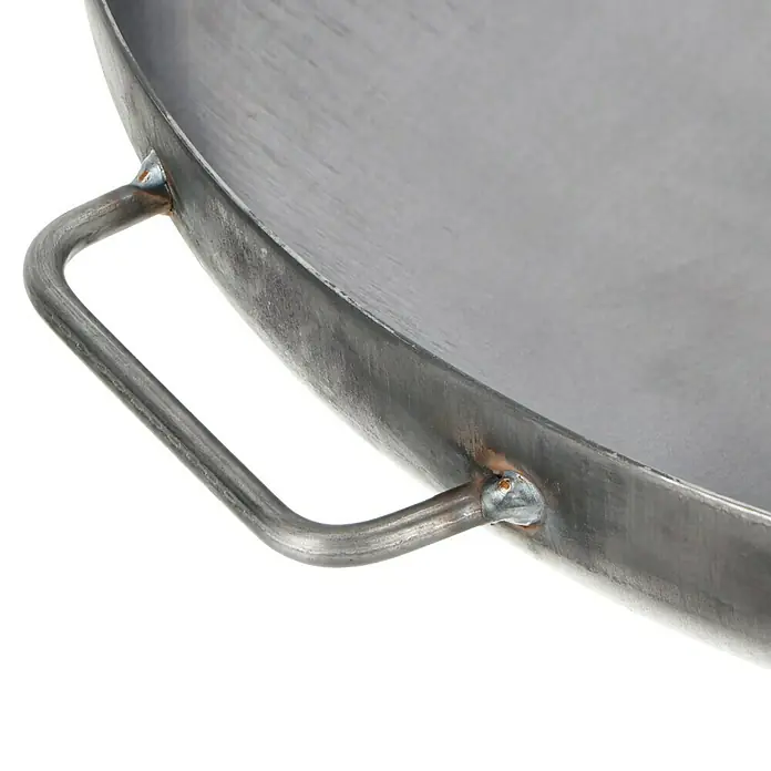 Feuerschale - Durchmesser: 80 cm, Eisen - Detailaufnahme einer hochwertigen Stahlpfanne mit robustem Griff. Ideal für die Zubereitung vielfältiger Gerichte im Freien.
