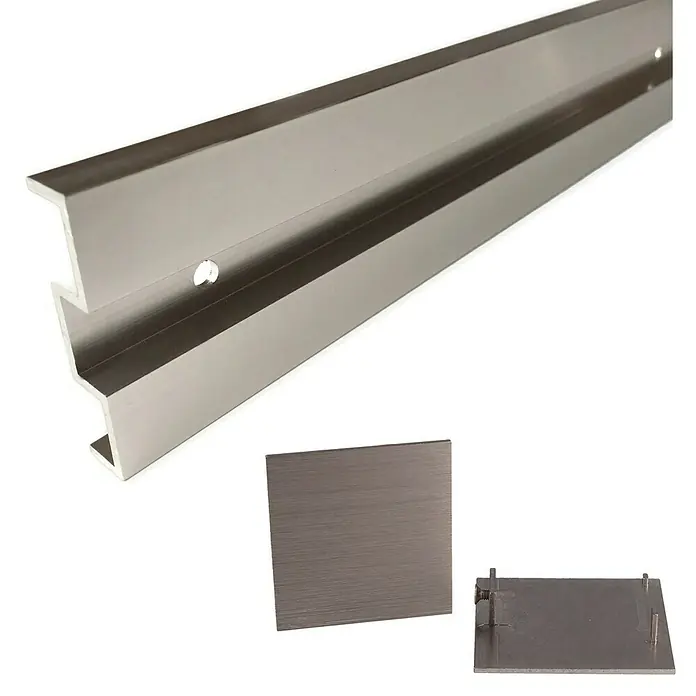 Diamond Doors Abstands-Set Linea 60 2.0 - Edelstahloptik, 2.000 x 185 x 63,5 mm, Passend für: Diamond Doors Glasschiebetür-Beschlag Linea 60 2.0 - Das Bild zeigt eine Aluminiumprofilleiste und zugehörige Endkappen, die für Möbel oder Bauanwendungen geeignet sind. Die Leiste ist präzise gefertigt.