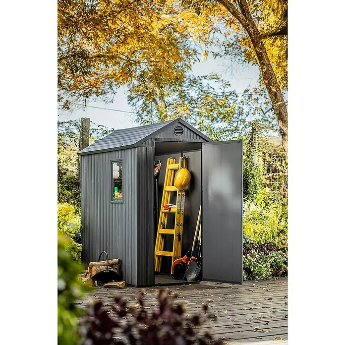 Keter Caseta de jardín Darwin 4x6 - Medidas ext. (An x Pr): 125,8 x 184,5 cm, Plástico, Gris, 2,3 m² - Espacioso cobertizo de jardín con puerta abierta, listo para guardar herramientas como escalera, palas y casco.