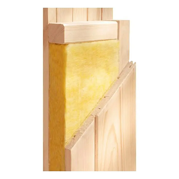 Karibu Elementsauna Daria - Ohne Ofen, Ohne Dachkranz, L x B x H: 196 x 170 x 192 cm - Nahaufnahme einer Holzwand mit Dämmung. Die Dämmwolle ist gelb und zwischen den Holzpaneelen sichtbar. Das Holz ist hell und natürlich.
