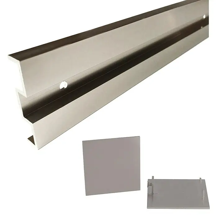Diamond Doors Abstands-Set Linea 40 - Aluminium, 1.900 x 185 x 51 mm, Passend für: Diamond Doors Schiebetürbeschlag Linea 40 Glas/Holz - Bild eines silberfarbenen Schienenprofils aus Aluminium mit Endkappen, ideal für die Installation von Paneelen und Regalen.