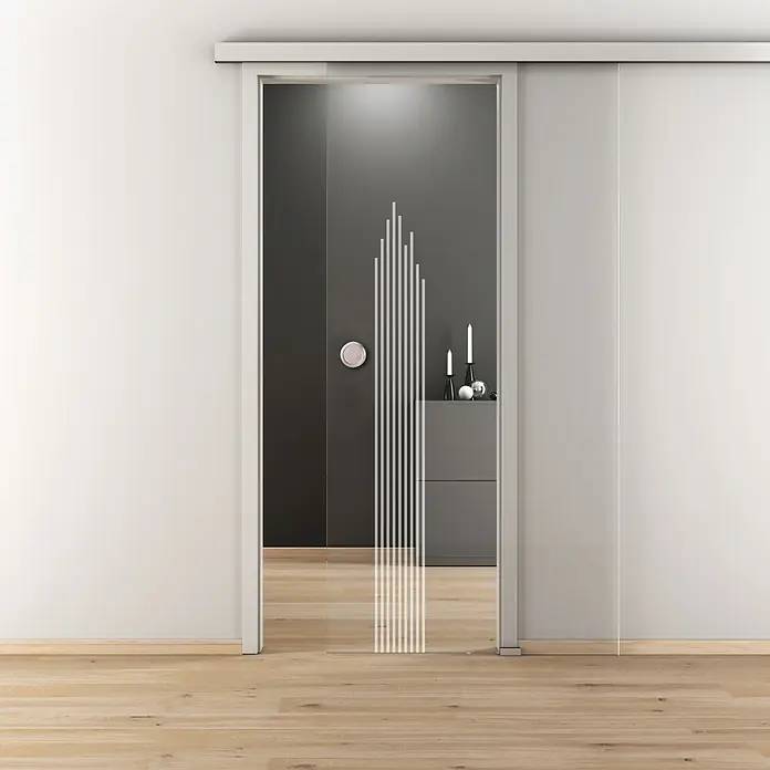 Diamond Doors Glasschiebetür 597 - 935 x 2.058 mm, Einscheibensicherheitsglas (ESG), Klarglas - Eine moderne Glasschiebetür mit stilvollen vertikalen Streifen, die einen eleganten Durchgang in einem hellen Raum schafft.